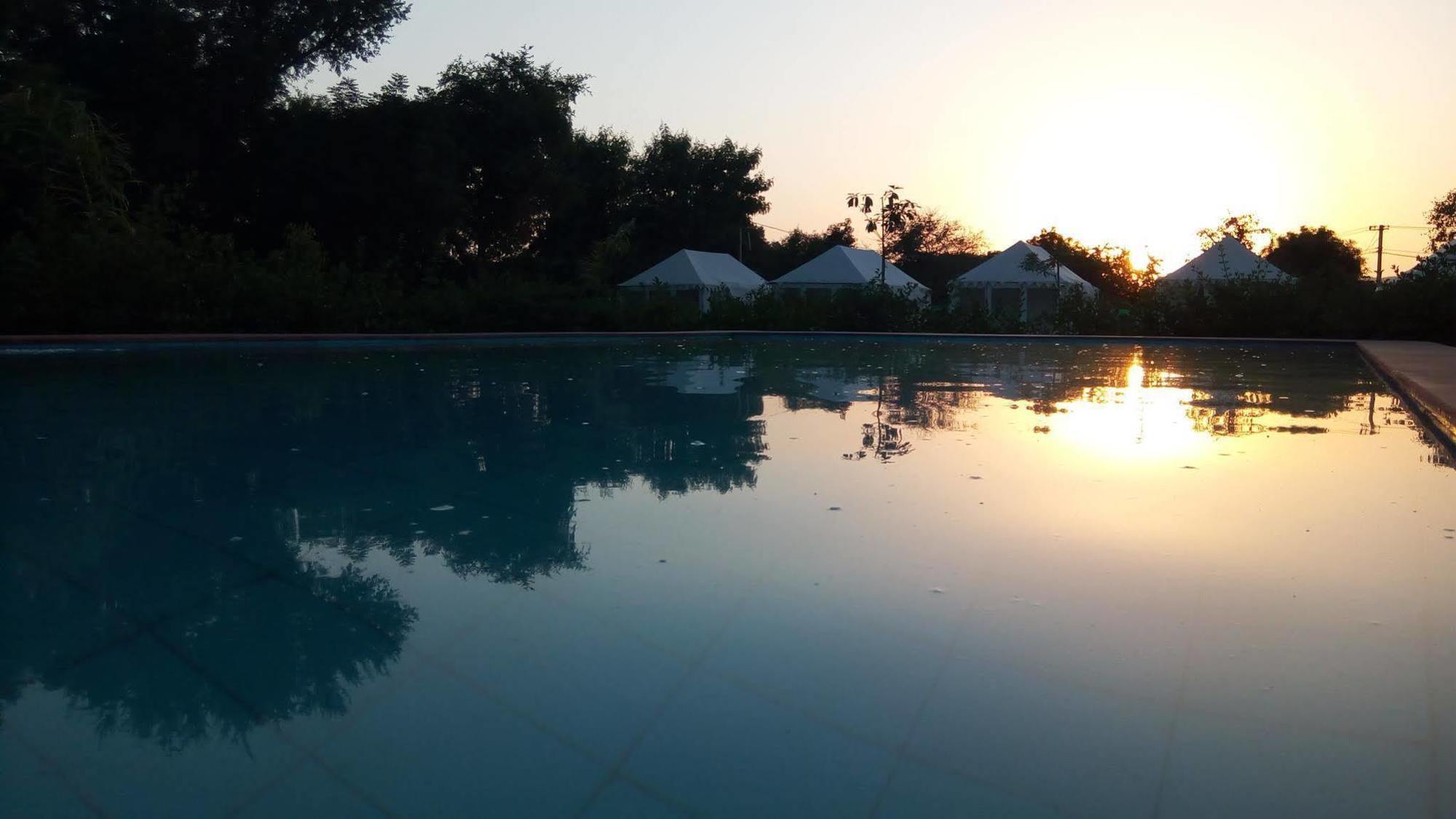 เดอะ นารายัน รีสอร์ต ปุษกร Hotel พุชการ์ ภายนอก รูปภาพ